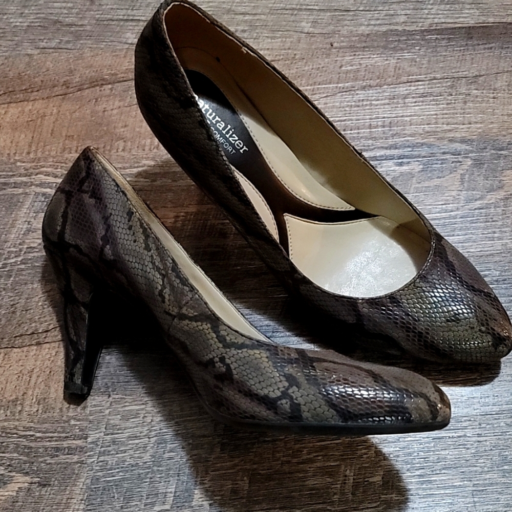 Set of heals worn once Snake print Size 9 1/2  Naturalizer N5 comfort